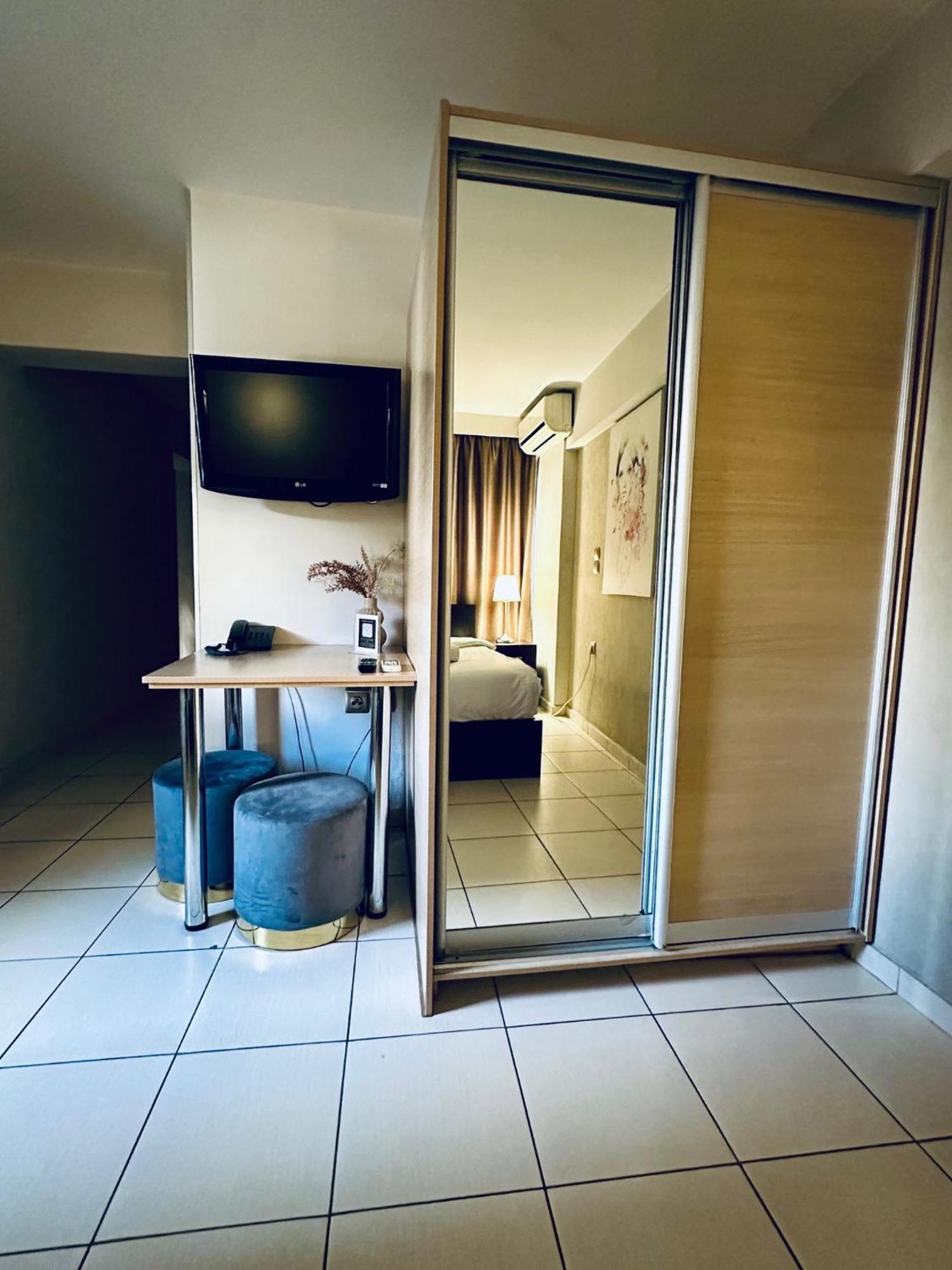 อพาร์ตโฮเต็ล แมค ควีน Aparthotel เอเธนส์ ภายนอก รูปภาพ